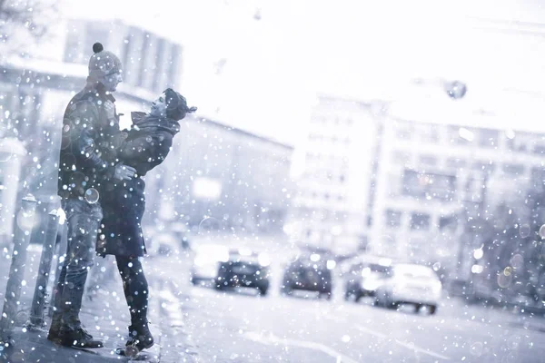 年轻的男人和女人走在冬天的城市 浪漫的幸福夫妇 — 图库照片