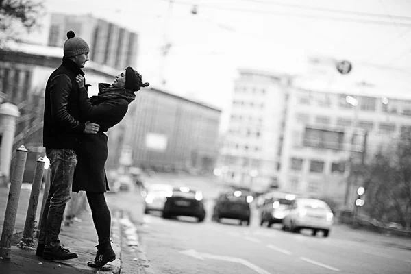 Joven Hombre Mujer Caminando Ciudad Invierno Pareja Feliz Romántico —  Fotos de Stock