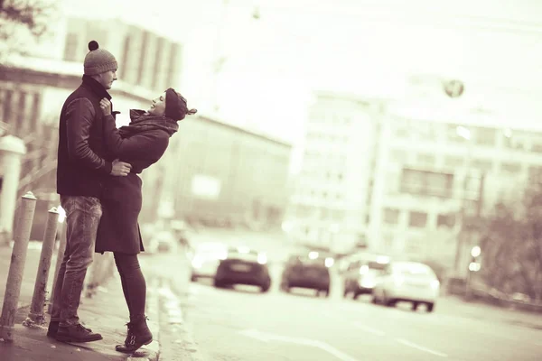 Genç Erkek Kadın Kış City Romantik Mutlu Çift Yürüyüş — Stok fotoğraf