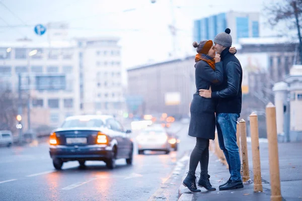 Молодой Человек Женщина Гуляющие Осеннему Городу Романтическая Счастливая Пара — стоковое фото