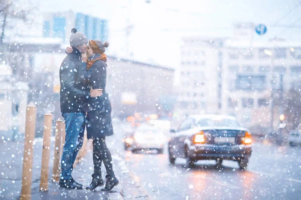 Jovem Homem Mulher Andando Cidade Inverno Casal Feliz Romântico — Fotografia de Stock