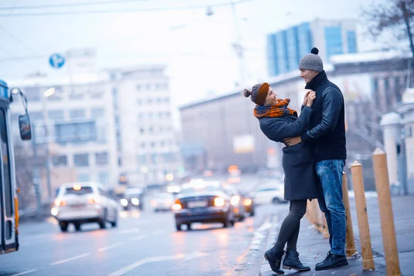 Genç Erkek Kadın Kış City Romantik Mutlu Çift Yürüyüş — Stok fotoğraf