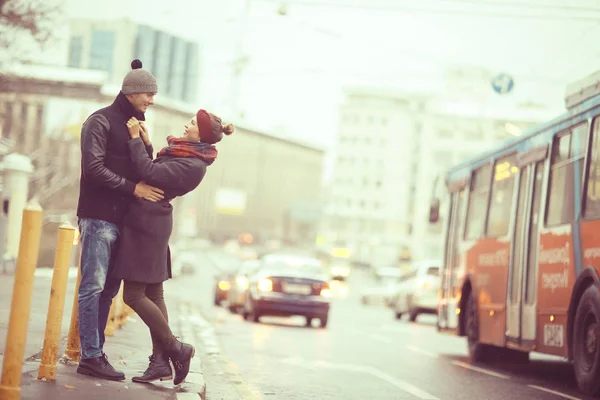 Молодой Человек Женщина Гуляющие Зимнему Городу Романтическая Счастливая Пара — стоковое фото