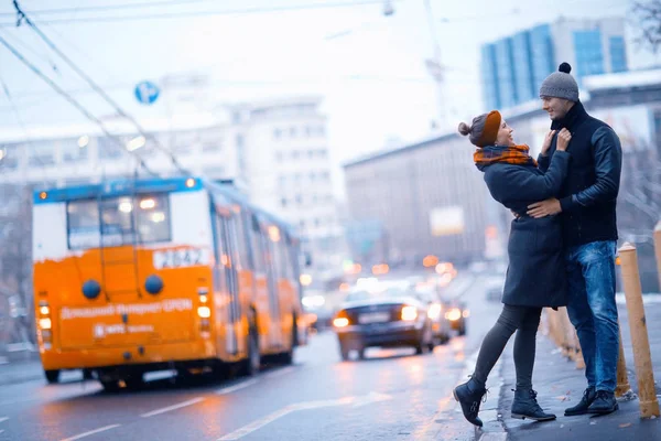 Fiatal Férfi Séta Téli Város Romantikus Boldog Pár — Stock Fotó