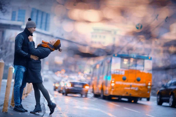 Giovane Uomo Donna Piedi Città Inverno Romantica Coppia Felice — Foto Stock