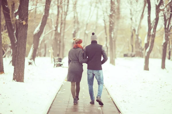 年轻的情侣在冬季公园 — 图库照片