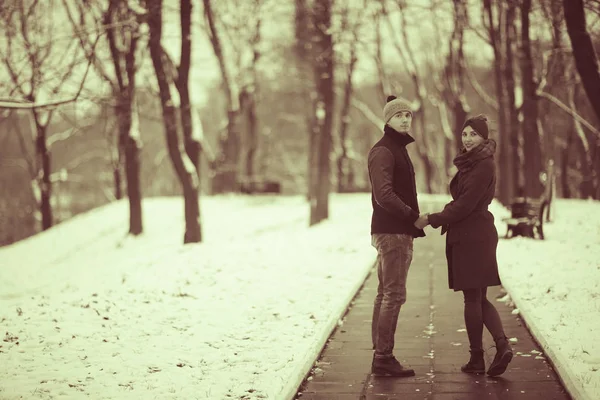 Couple Amour Heureux Dans Parc Hiver — Photo