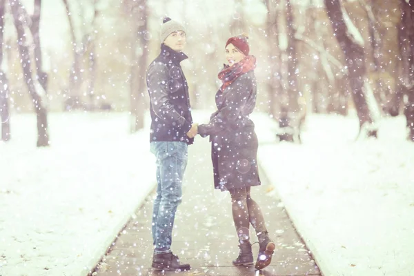 Genç adam ve sonbahar şehir, romantik mutlu çift yürüyen kadın 