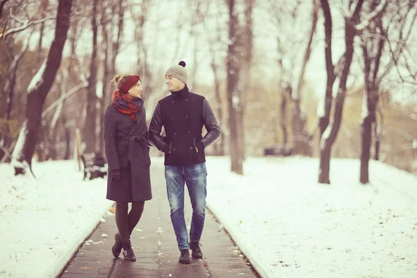 若い男と女の冬公園 ロマンチックな幸せなカップルを歩いて — ストック写真