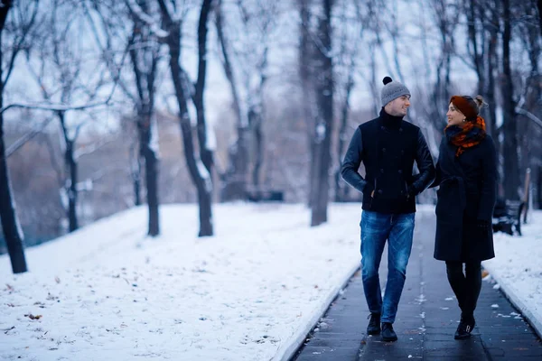 若い男と女の幸せなカップルのロマンチックな秋市ウォーキング — ストック写真