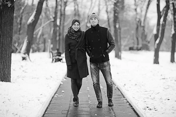 Joven Hombre Mujer Caminando Ciudad Otoño Pareja Feliz Romántico —  Fotos de Stock