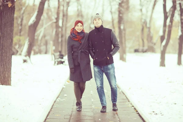 冬の公園で幸せな愛のカップル — ストック写真