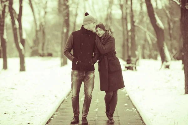 若い男と女の冬公園 ロマンチックな幸せなカップルを歩いて — ストック写真