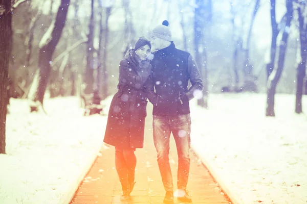 年轻的男人和女人走在冬季公园 浪漫的幸福夫妇 — 图库照片