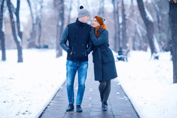 Jovem Homem Mulher Abraçando Parque Inverno Casal Feliz Romântico — Fotografia de Stock