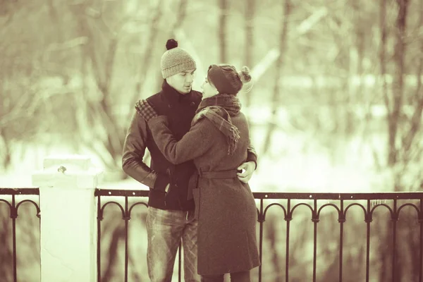 Jonge Man Vrouw Knuffelen Winter Park Romantische Gelukkige Paar — Stockfoto