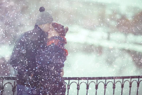 Giovane Uomo Donna Piedi Autunno Città Romantica Coppia Felice — Foto Stock