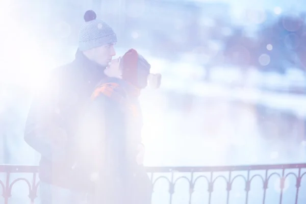 Joven Hombre Mujer Abrazándose Parque Invierno Pareja Feliz Romántico —  Fotos de Stock