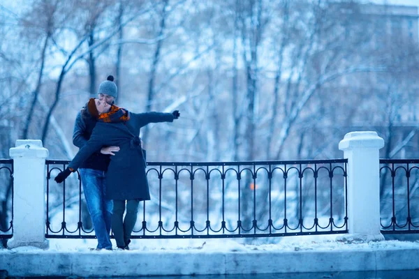 Giovane Uomo Donna Che Abbracciano Nel Parco Invernale Romantica Coppia — Foto Stock