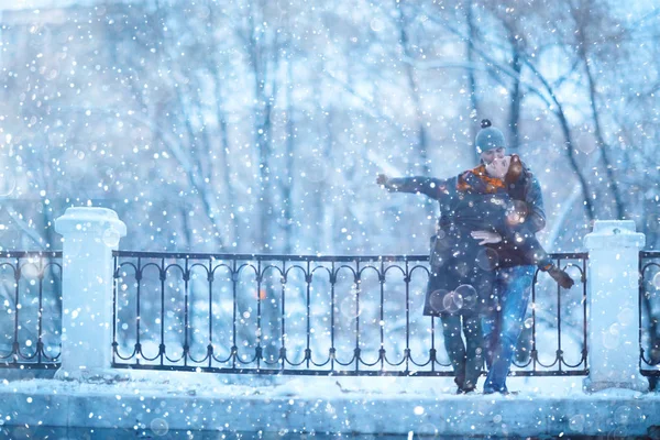 Genç Adam Sonbahar Şehir Romantik Mutlu Çift Yürüyen Kadın — Stok fotoğraf