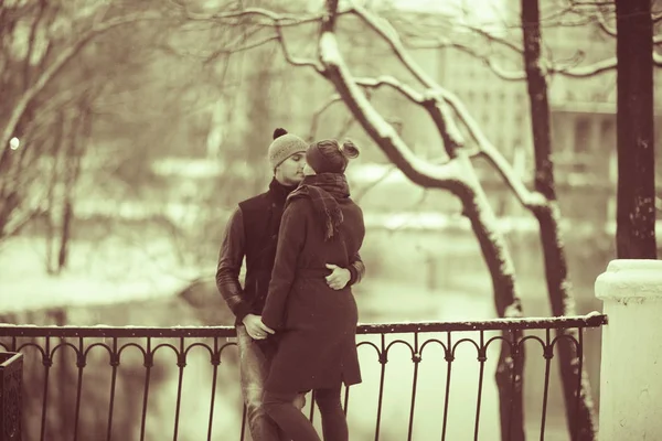 Młody Mężczyzna Kobieta Przytulanie Winter Park Romantyczny Szczęśliwy Para — Zdjęcie stockowe