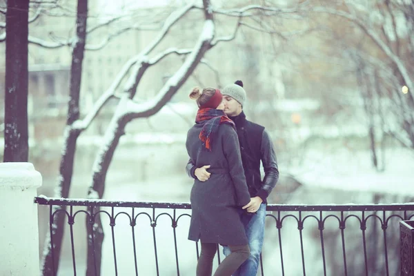 Genç Adam Sonbahar Şehir Romantik Mutlu Çift Yürüyen Kadın — Stok fotoğraf