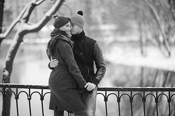 Genç Erkek Kadın Kış Park Romantik Mutlu Çifte Sarılma — Stok fotoğraf