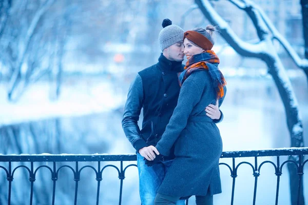 Genç Erkek Kadın Kış Park Romantik Mutlu Çifte Sarılma — Stok fotoğraf