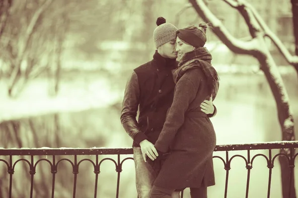 Jovem Homem Mulher Andando Cidade Outono Casal Feliz Romântico — Fotografia de Stock