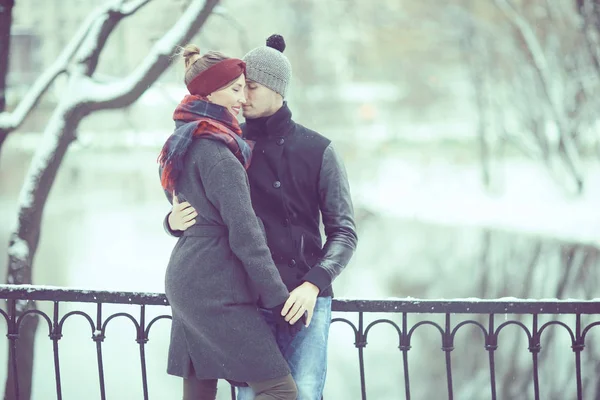 Ung Man Och Kvinna Promenader Höst Stad Romantiska Lyckliga Paret — Stockfoto