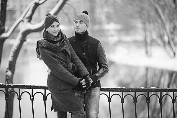 Ung Man Och Kvinna Som Kramas Vinterparken Romantiska Lyckliga Paret — Stockfoto