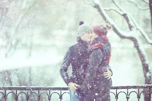 Joven Hombre Mujer Caminando Ciudad Otoño Pareja Feliz Romántico — Foto de Stock