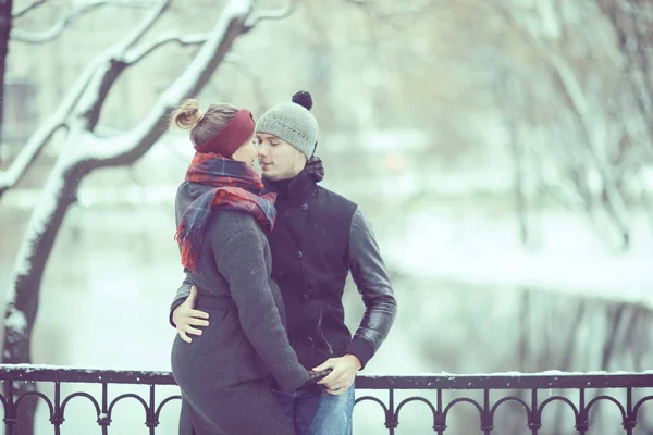 Genç Erkek Kadın Kış Park Romantik Mutlu Çifte Sarılma — Stok fotoğraf