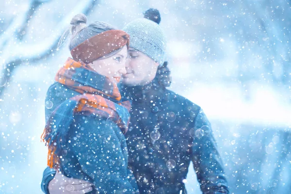 Jonge Man Vrouw Knuffelen Winter Park Romantische Gelukkige Paar — Stockfoto