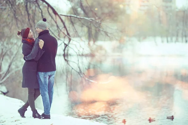 年轻人和妇女拥抱在冬季公园 浪漫的幸福夫妇 — 图库照片