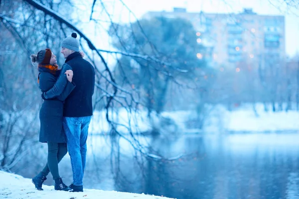 Jeune Couple Amour Dans Parc Hiver — Photo