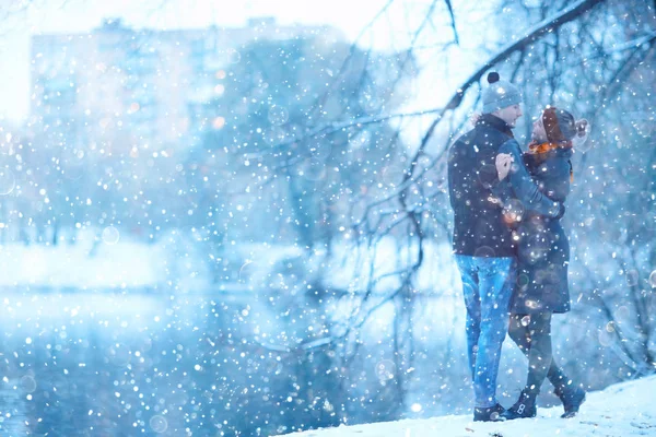 Joven Hombre Mujer Caminando Ciudad Otoño Pareja Feliz Romántico — Foto de Stock