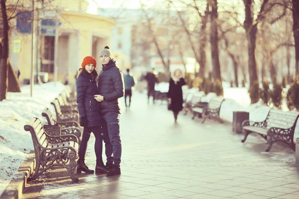 Młody Mężczyzna Kobieta Przytulanie Winter Park Romantyczny Szczęśliwy Para — Zdjęcie stockowe