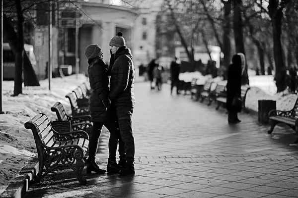 Junger Mann Und Frau Spazieren Der Herbststadt Romantisches Glückliches Paar — Stockfoto
