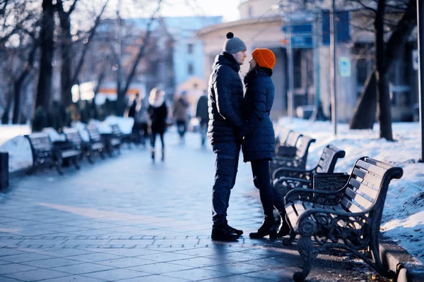 Joven Hombre Mujer Caminando Ciudad Otoño Pareja Feliz Romántico — Foto de Stock