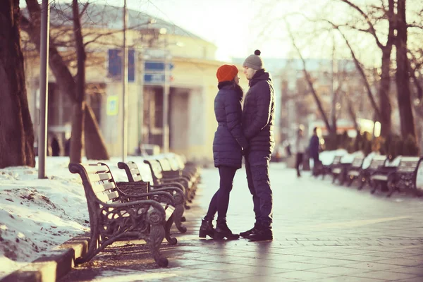 在秋城散步的年轻人和女人 浪漫快乐的情侣 — 图库照片