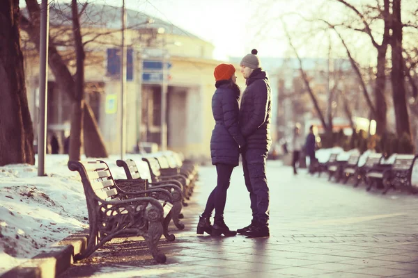 Joven Hombre Mujer Caminando Ciudad Otoño Pareja Feliz Romántico — Foto de Stock