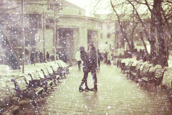 Joven Hombre Mujer Caminando Ciudad Otoño Pareja Feliz Romántico —  Fotos de Stock