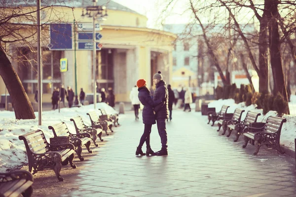 Ung Man Och Kvinna Promenader Vinter Stad Romantiska Lyckliga Paret — Stockfoto