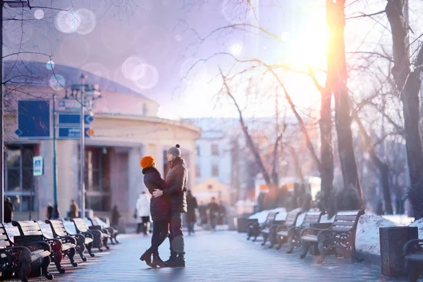 年轻的男人和女人走在冬天的城市 浪漫的幸福夫妇 — 图库照片