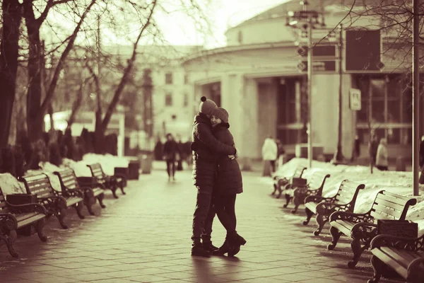 Jovem Homem Mulher Andando Cidade Outono Casal Feliz Romântico — Fotografia de Stock