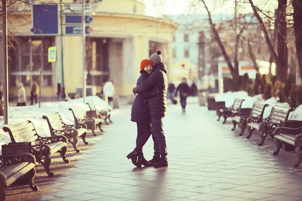 Joven Hombre Mujer Caminando Ciudad Otoño Pareja Feliz Romántico —  Fotos de Stock