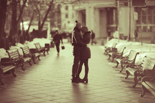 Молодий Чоловік Жінка Йде Зимовому Місті Романтична Щаслива Пара — стокове фото