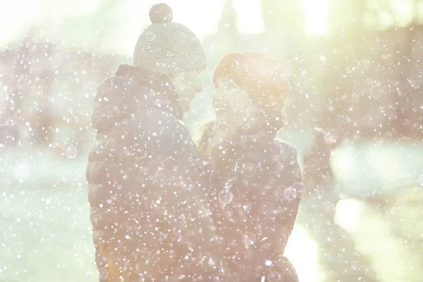 Joven Hombre Mujer Abrazándose Parque Invierno Pareja Feliz Romántico — Foto de Stock