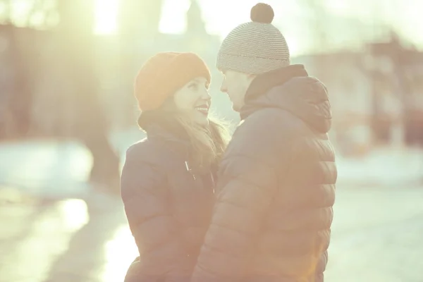 Молодые Мужчина Женщина Обнимаются Зимнем Парке Романтическая Счастливая Пара — стоковое фото